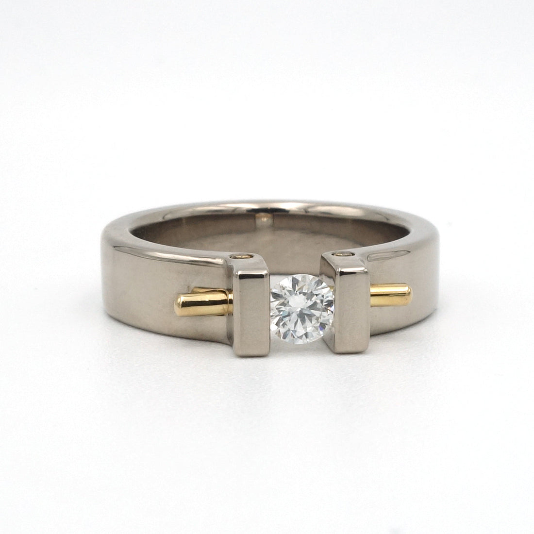 Moonrise ring van witgoud palladium met 0,25ct diamant en 18kr geelgouden pen