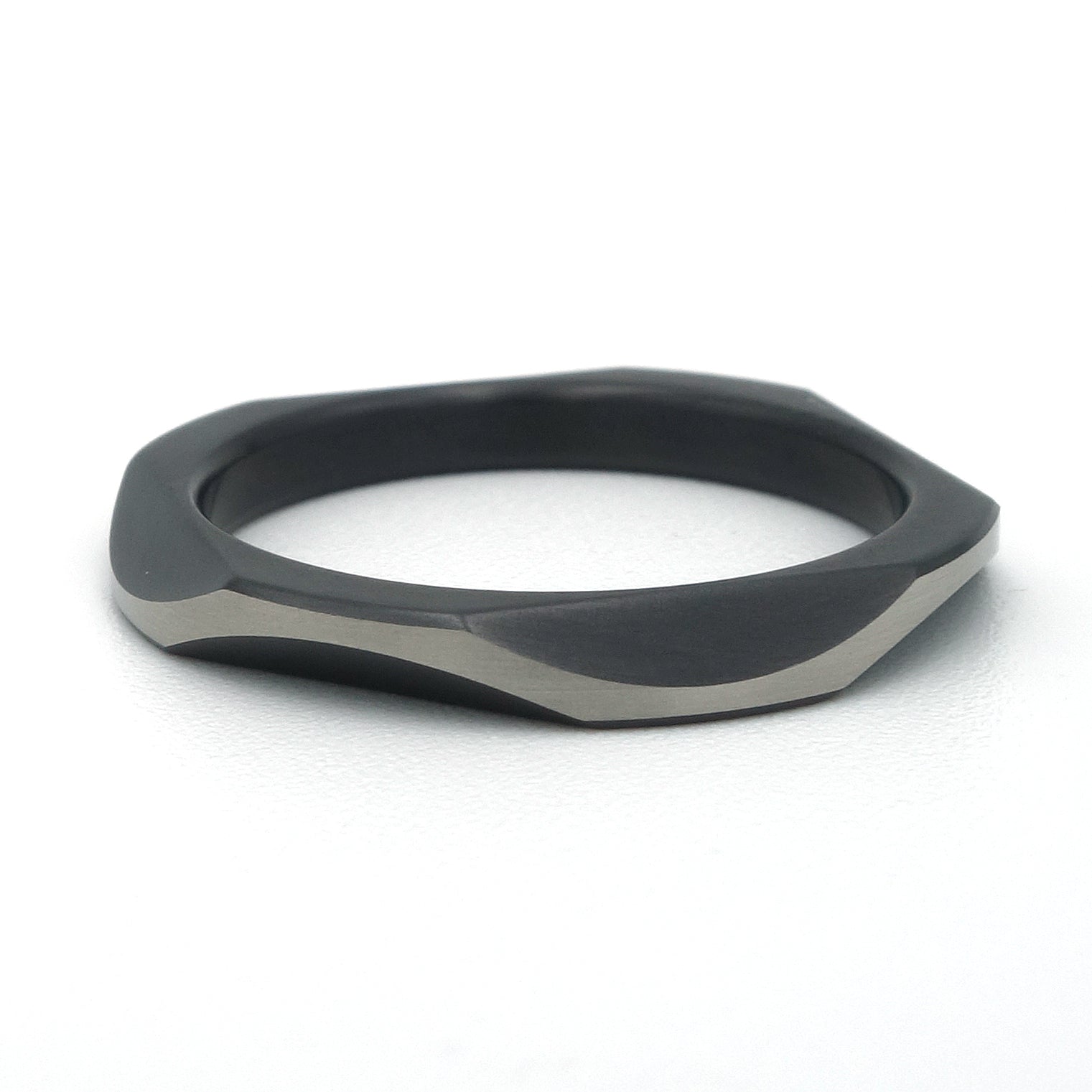 Smal uitgevoerde zirkoniumring met vlakstructuur en vloeiend design