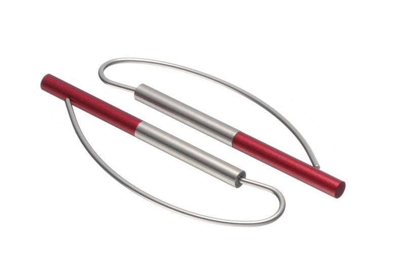 Moderne Ohrstab-oorbellen van edelstaal met gekleurde coating in contrast met natuurlijke staalafwerking