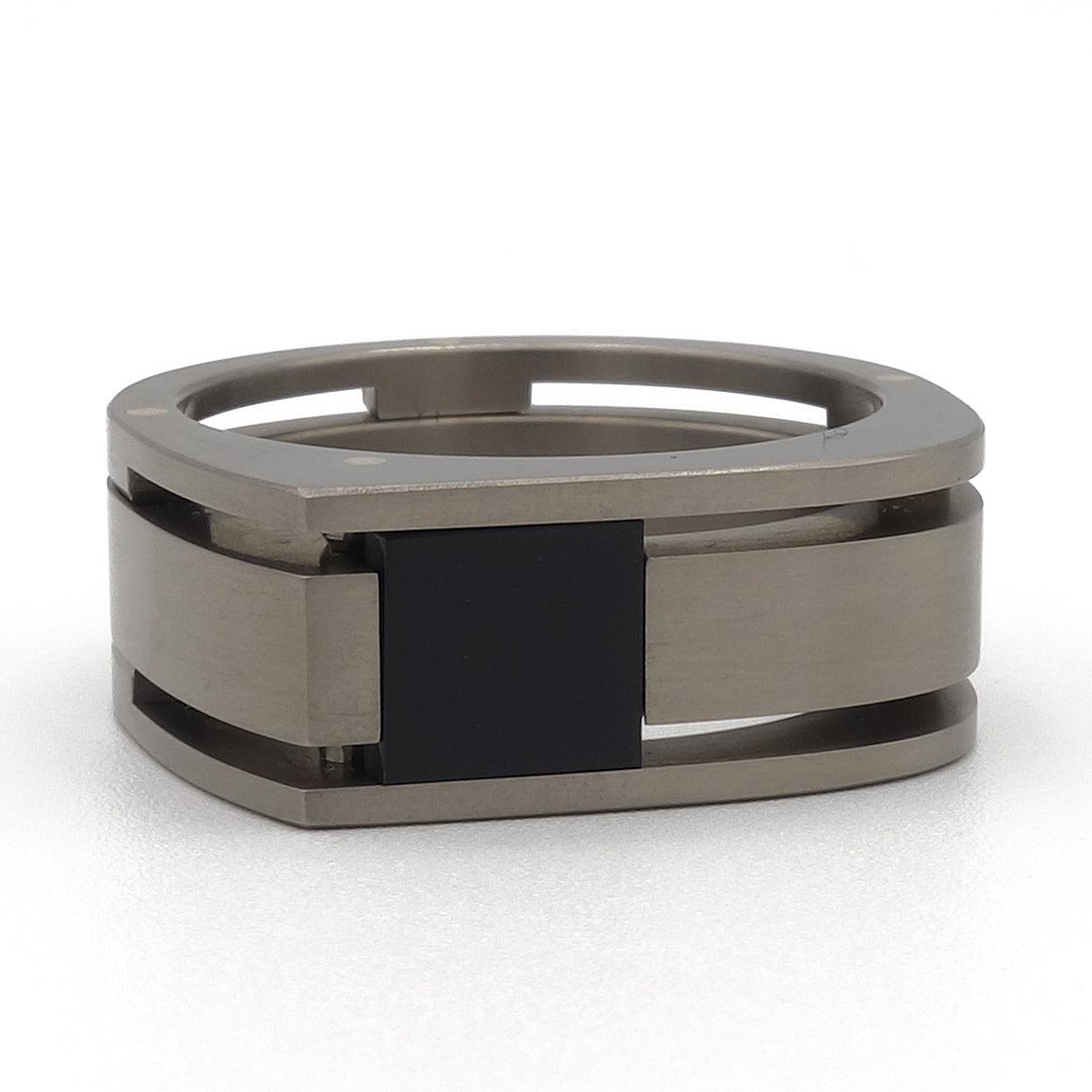 Moderne titanium zegelring uit drie delen met zwarte onyx en gouden klinknagels