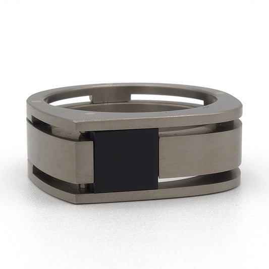 Moderne titanium zegelring uit drie delen met zwarte onyx en gouden klinknagels