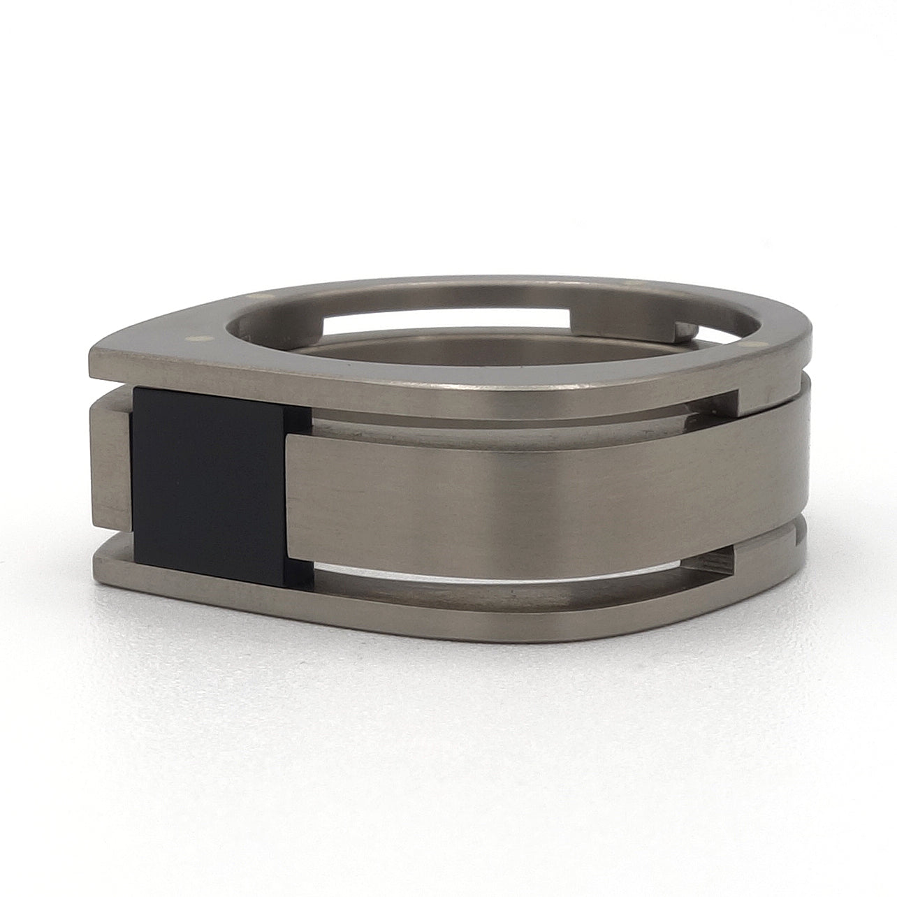 Moderne titanium zegelring uit drie delen met zwarte onyx en gouden klinknagels