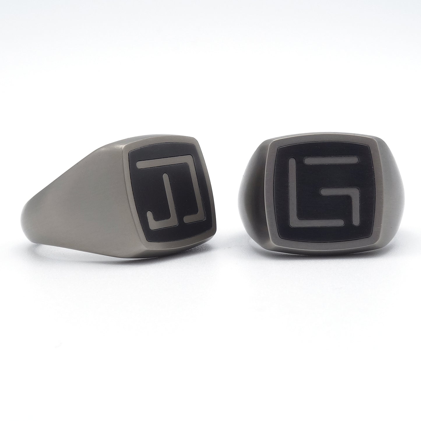 Zegelring Klassiek | Titanium met zirkonium inleg