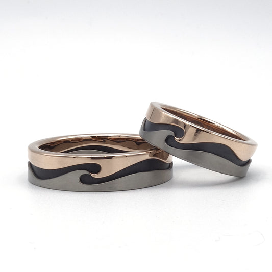 Supergolf ring van 18 karaat roodgoud, titanium en zirkonium met golvend patroon rondom.