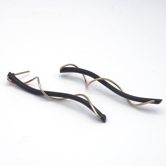 Zwarte zirkonium oorbellen met spiraal van 18kr roodgoud – Albireo ontwerp van Metal Art