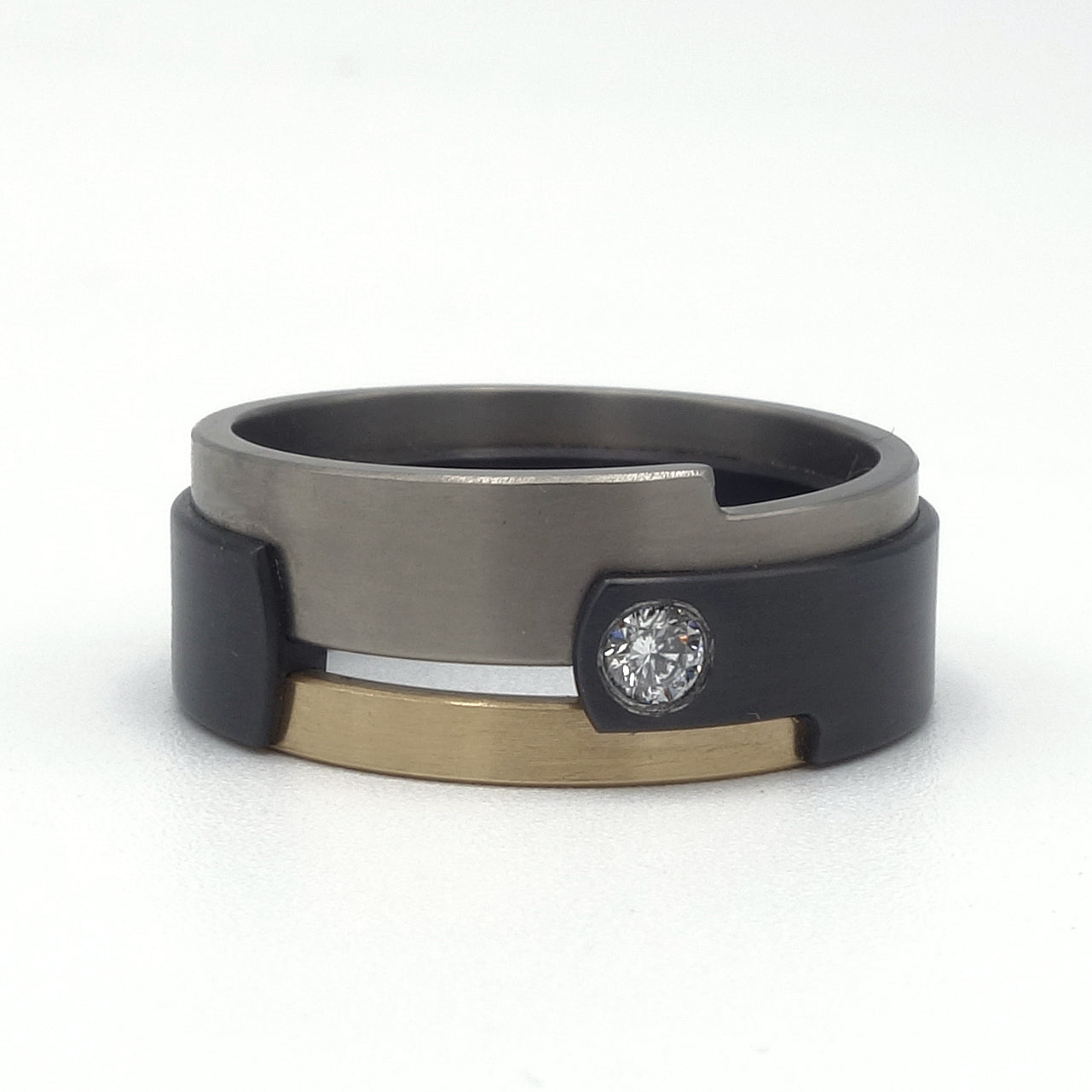 Aquila Black-ring van zwart zirkonium, titanium en geelgoud met diamant – krachtig contrastontwerp met verfijnd fonkelend detail.