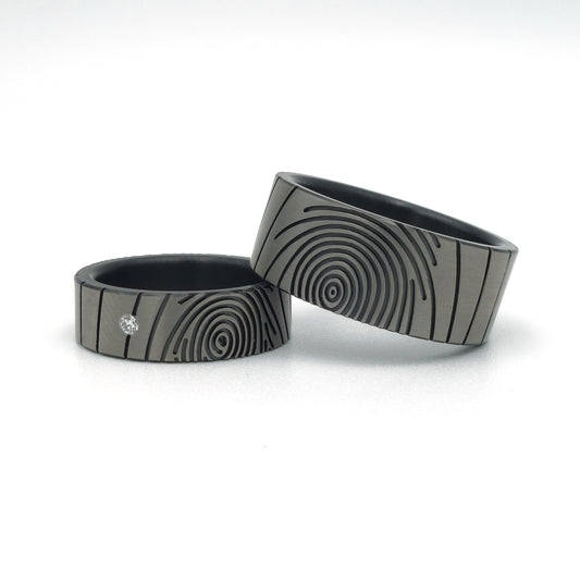 Vingerafdruk trouwringen set van zirkonium, damesring met diamant van 0.015 ct.