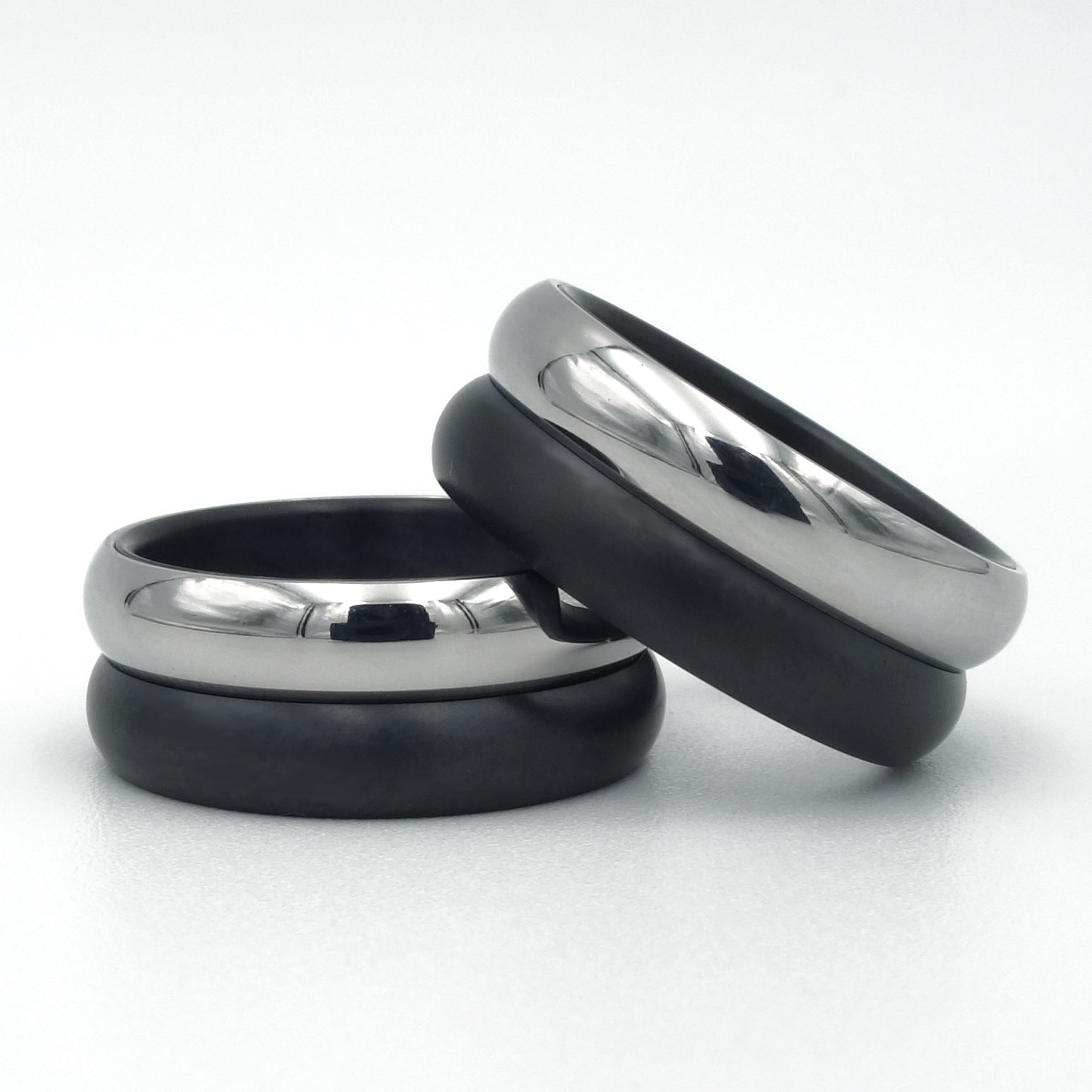 Bollow ring van 8 mm breed, met zwart zirkonium basis en bolle glanzende edelstalen buitenring.