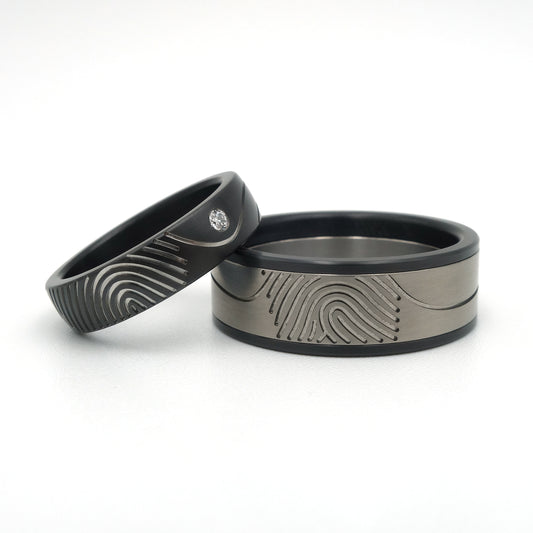 Vingerafdruk Contra trouwringen set van titanium en zirkonium, damesring met diamant van 0.015 ct.