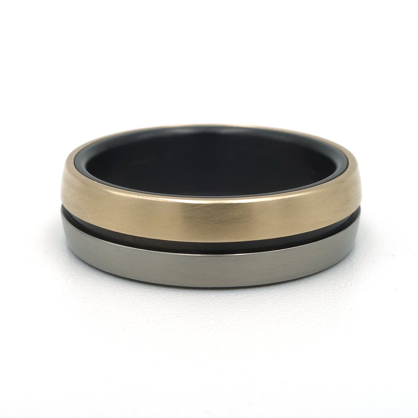 Lines Bol-ring van zirkonium en 14k geelgoud – 7 mm brede ring met bol profiel en modern contrastontwerp.