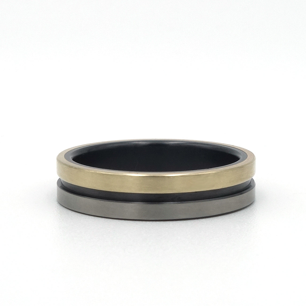 Lines-ring van zwart en blank zirkonium met een band van 14kr geelgoud – strak, modern en stijlvol.