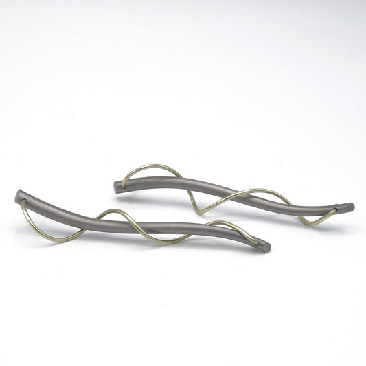 Titanium oorbellen met spiraal van 18kr geelgoud – Albireo ontwerp van Metal Art