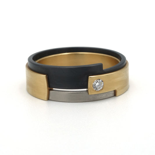 Aquila Luxe-ring van geelgoud, zirkonium en palladium met diamant – luxe gelaagd ontwerp met fonkelend detail en modern karakter.