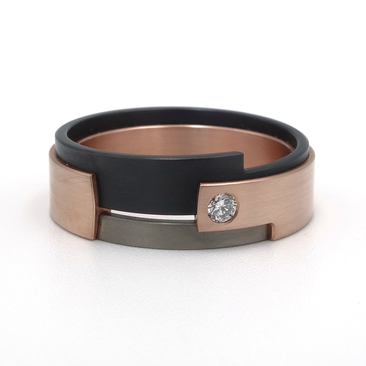 Aquila Luxe-ring van roodgoud, zirkonium en palladium met diamant – exclusief gelaagd ontwerp met luxe materialen en fonkelend detail.