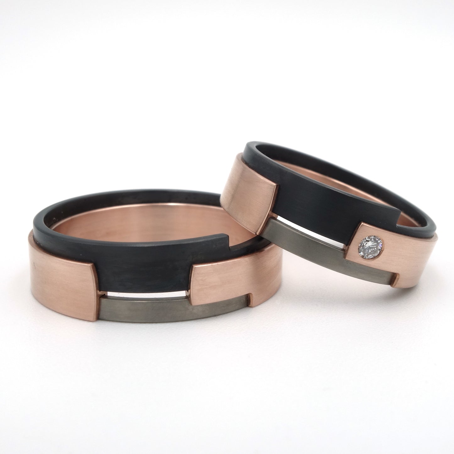 Aquila Luxe ringenset van roodgoud, zirkonium en palladium – exclusief gelaagd ontwerp met warme tinten en diamant in de damesring.