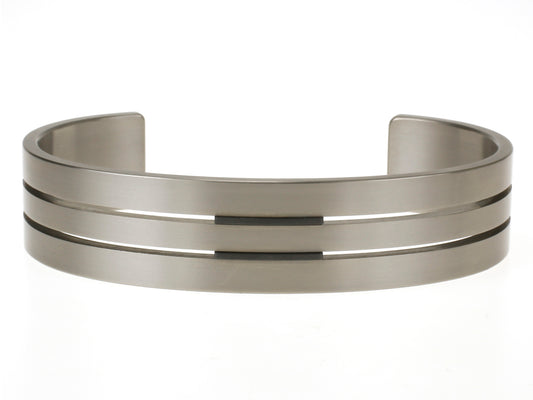 Brede titanium armband met twee groeven en zwarte inleg, strak en stoer ontwerp.