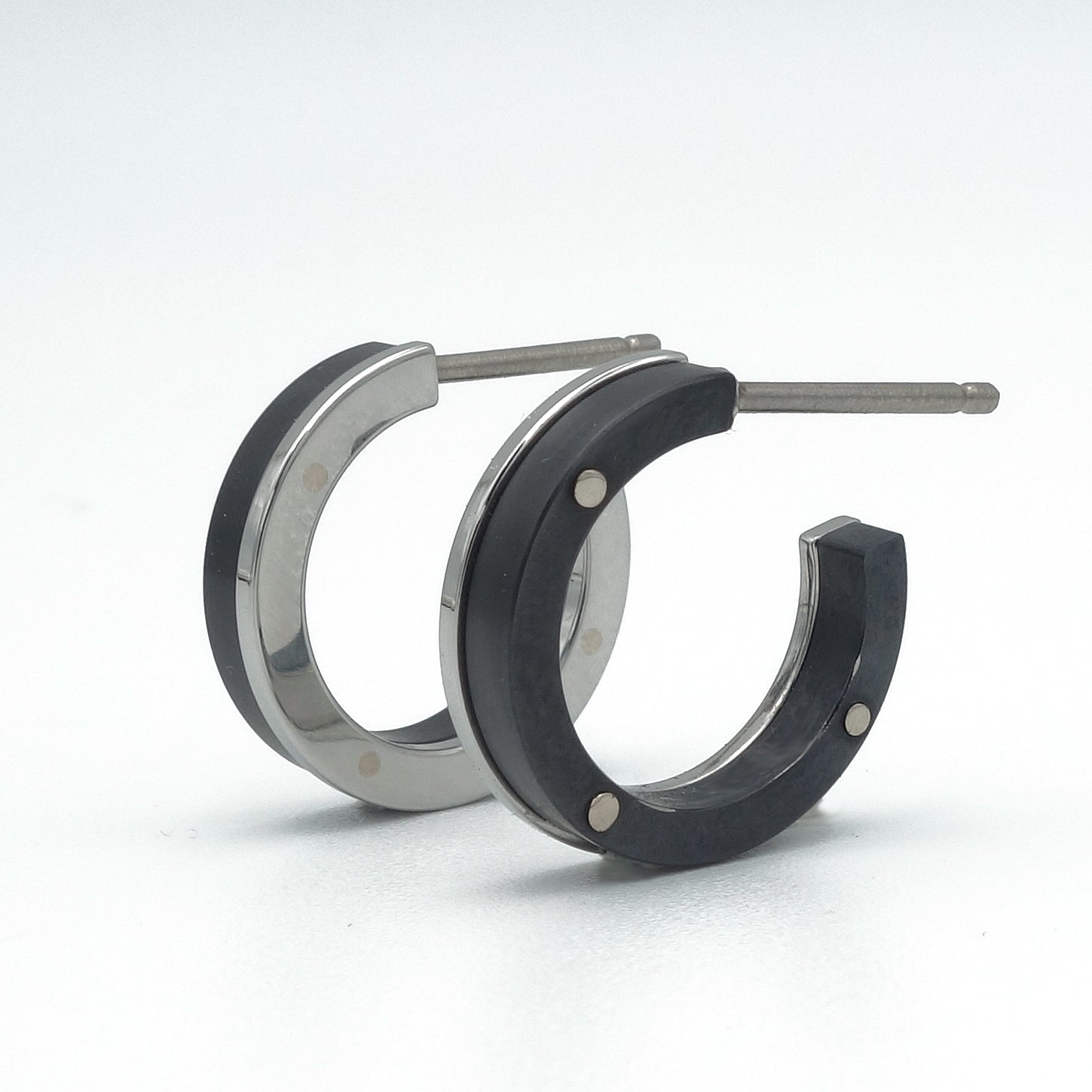 B&W creolen van zirkonium en titanium Grade 5 – moderne oorringen met krachtig zwart-wit contrast en hypoallergene steker.