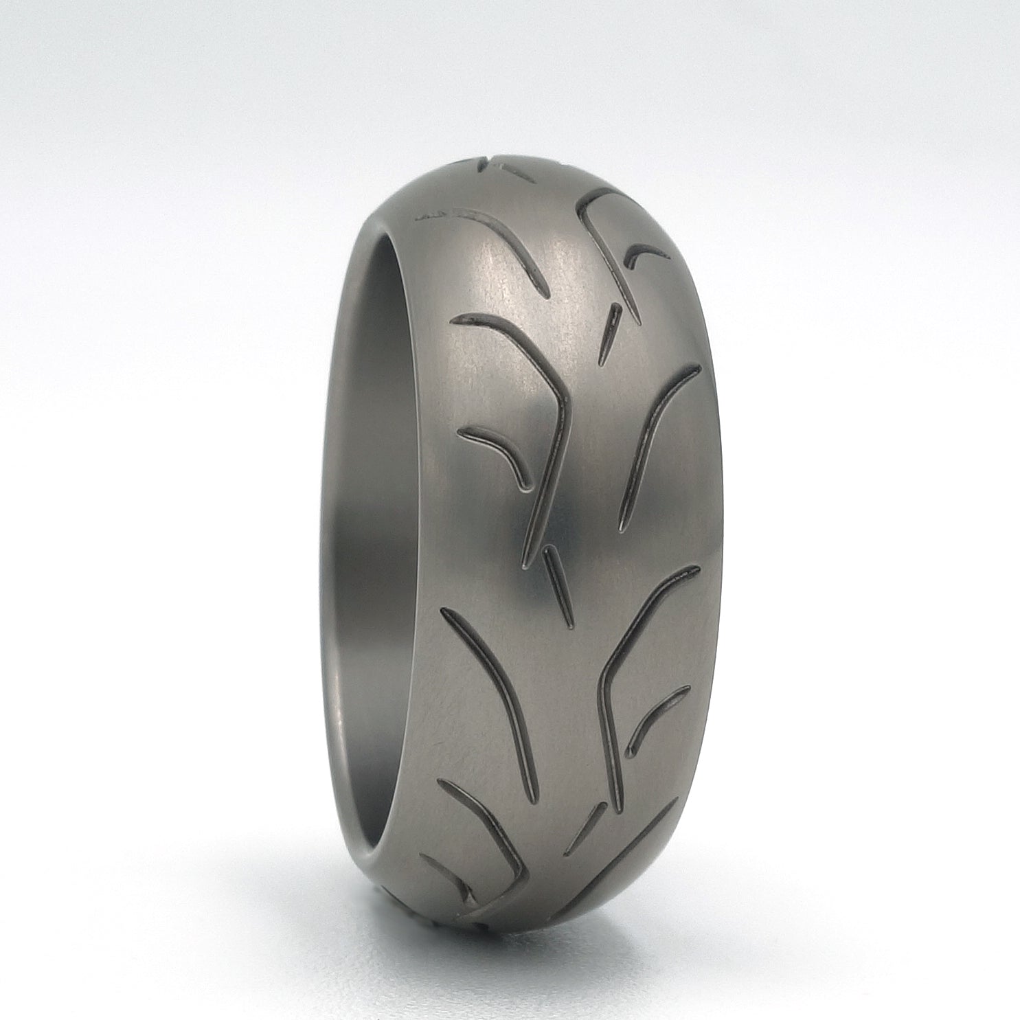 Titanium ring met gegraveerd motorbandprofiel.