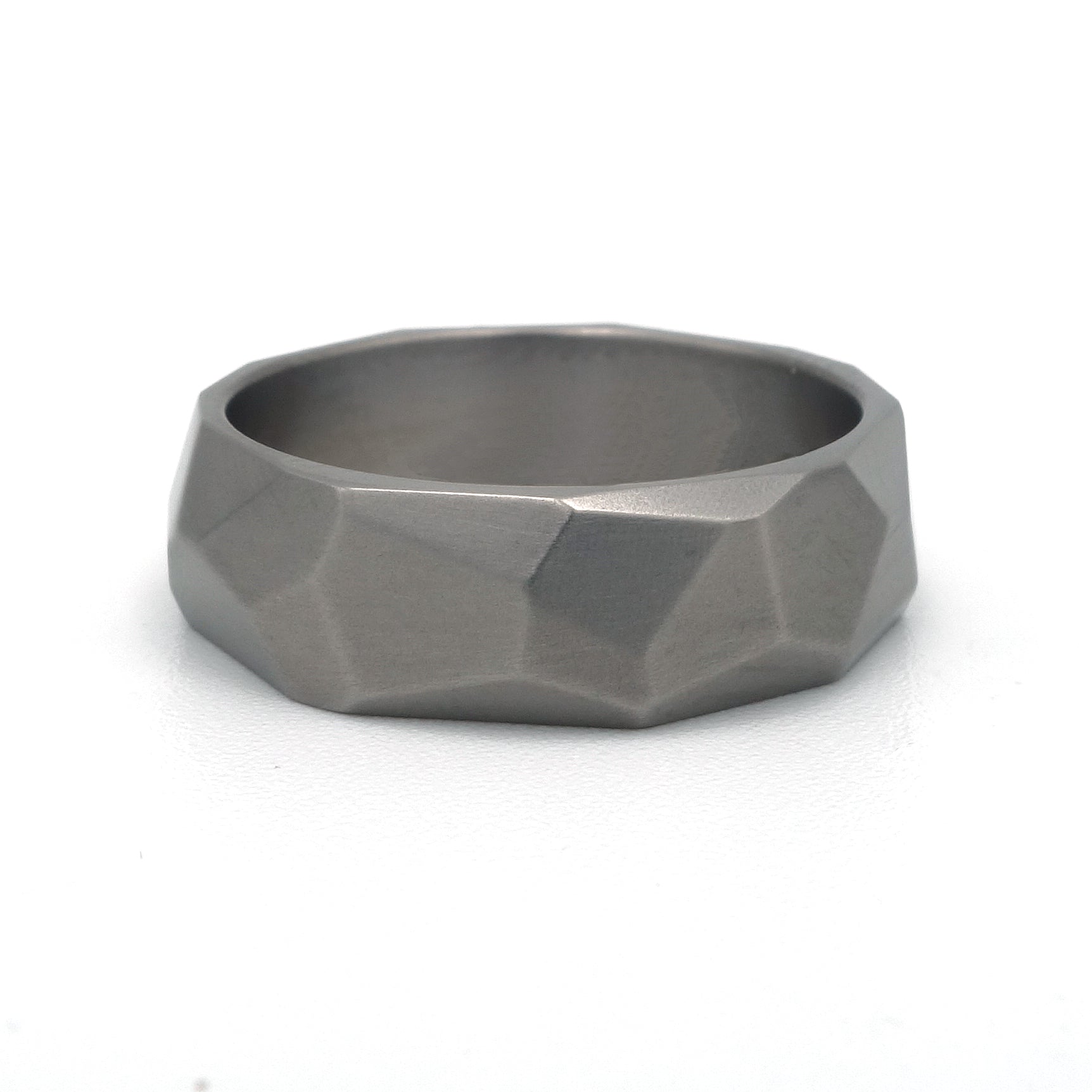 Basalt Grey-ring van titanium – stoere, matte ring met industriële uitstraling en modern grijs oppervlak.