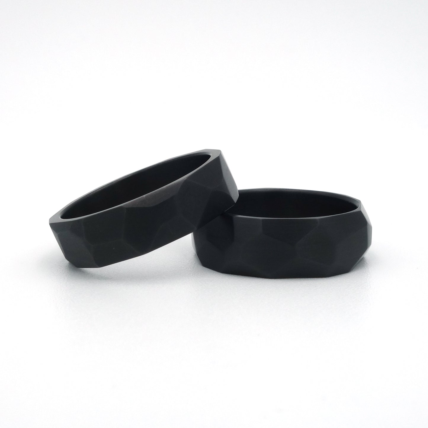Set van twee zwarte zirkonium ringen met basaltstructuur, 7 mm breed.