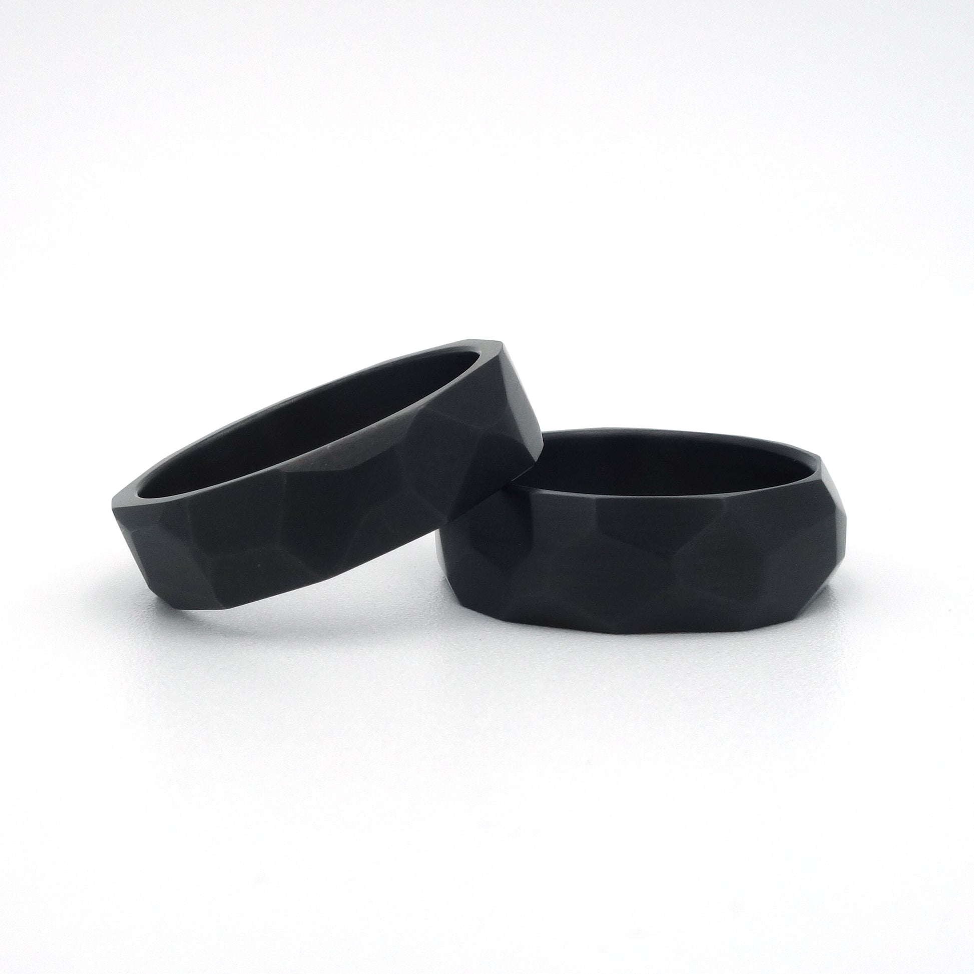 Set van twee zwarte zirkonium ringen met basaltstructuur, 7 mm breed.