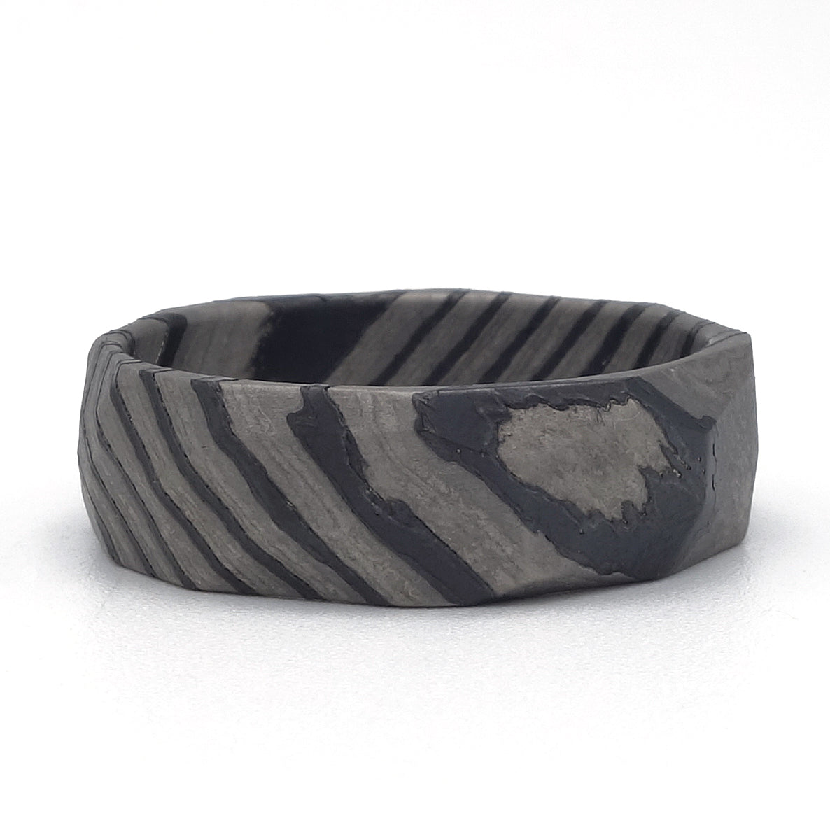 Basalt Damast ring van titanium en zirkonium met uniek patroon.