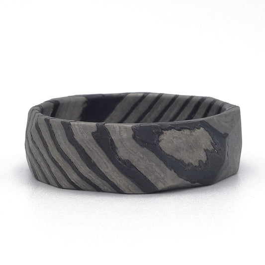 Basalt Damast ring van titanium en zirkonium met uniek patroon.