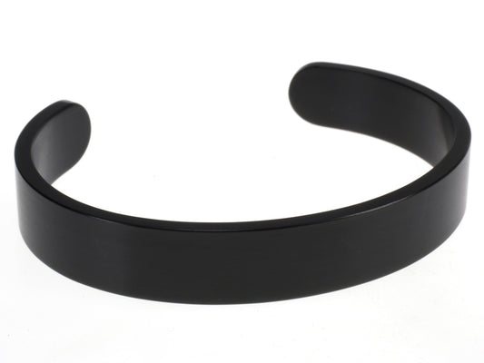 Matte zwarte armband van zirkonium in open model, gefotografeerd op een witte achtergrond.