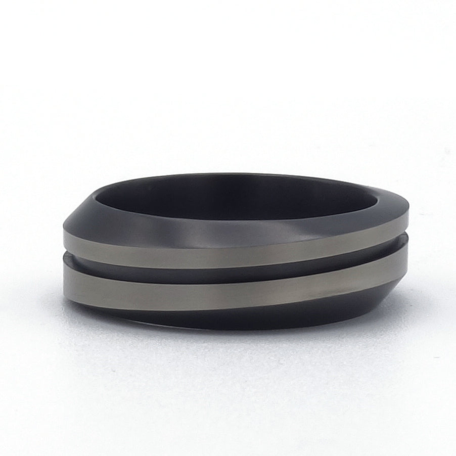 Zirkonium ring met golvend profiel en diagonale zwarte lijn van 0,8 mm.