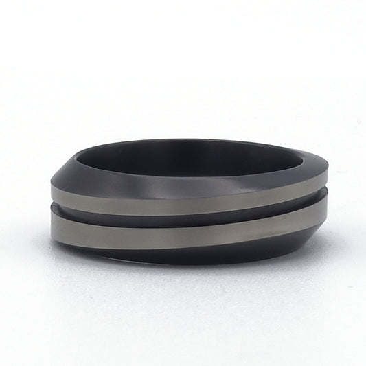 Zirkonium ring met golvend profiel en diagonale zwarte lijn van 0,8 mm.