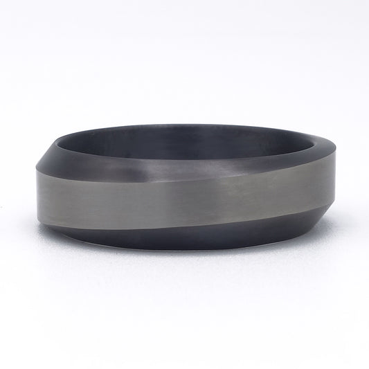 Zirkonium ring zonder diamanten, met een matgrijze bovenzijde en golvend profiel.