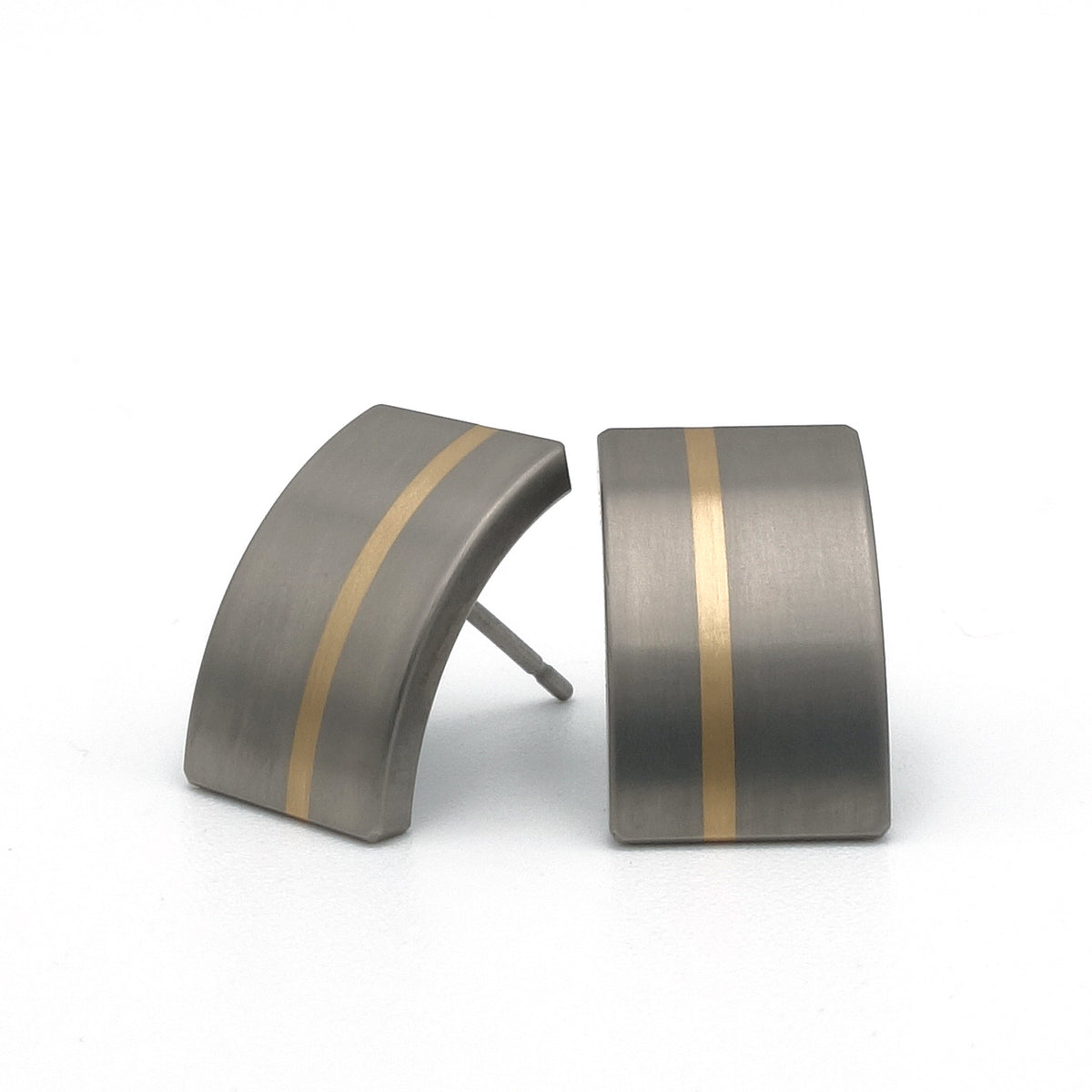 Licht gebogen oorbel van titanium met een ingelegde lijn van geelgoud, 14 mm x 9 mm