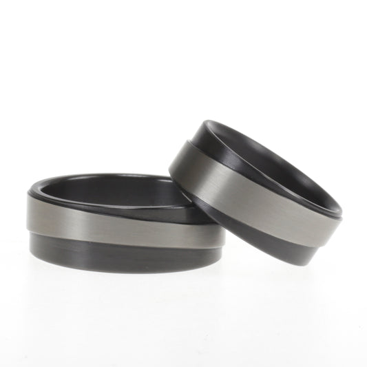 Set trouwringen van zirkonium met matte bovenzijde en schuine gepolijste zwarte onderzijde.