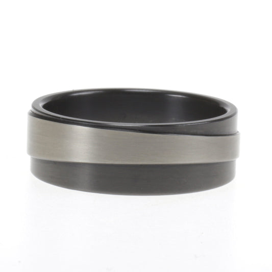 Ring van zirkonium met matte bovenzijde en schuin aflopende zwarte glanzende onderzijde.
