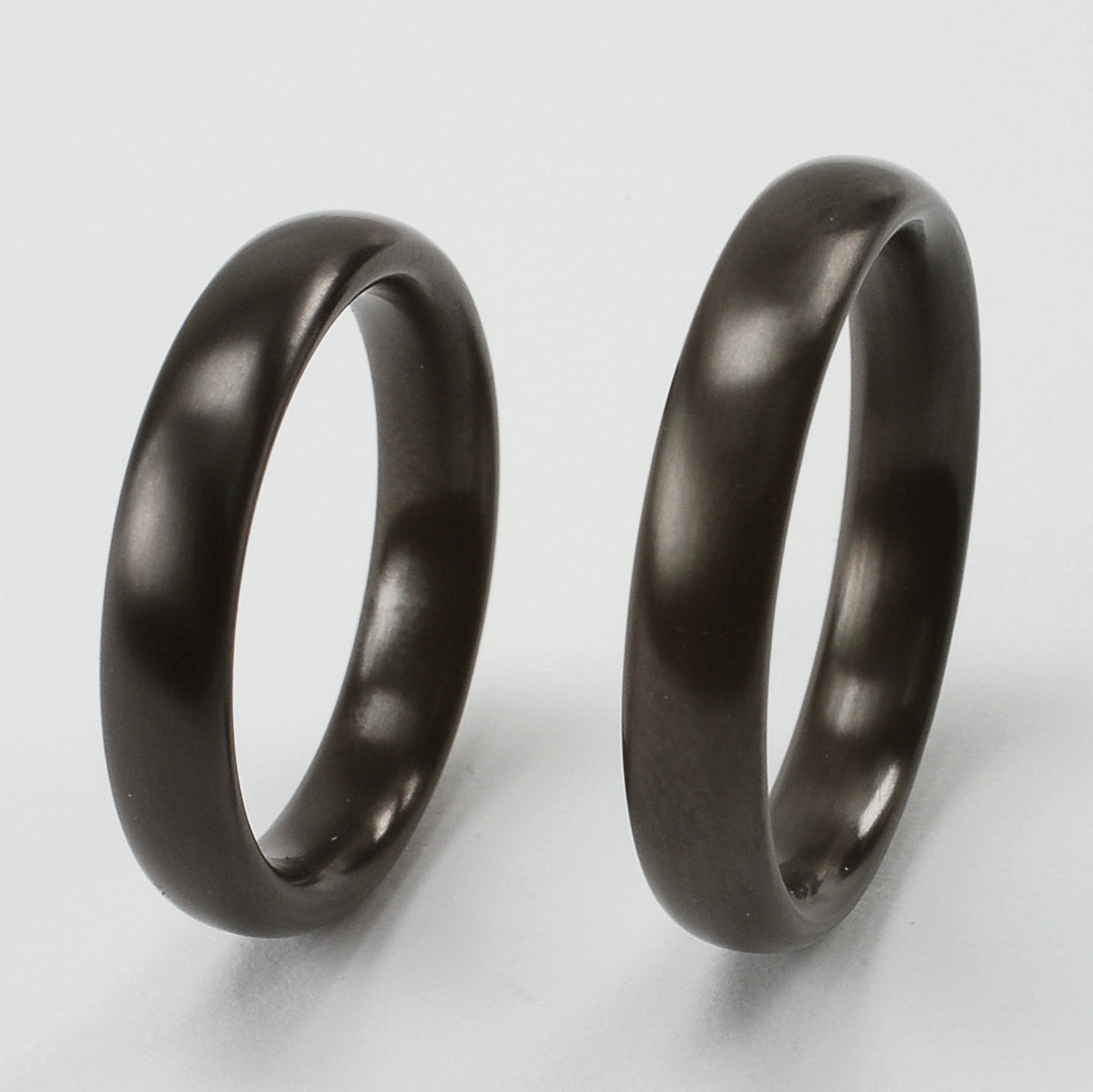 Zwarte ovalen ringen van zirkonium met afgerond profiel, 4 mm breed