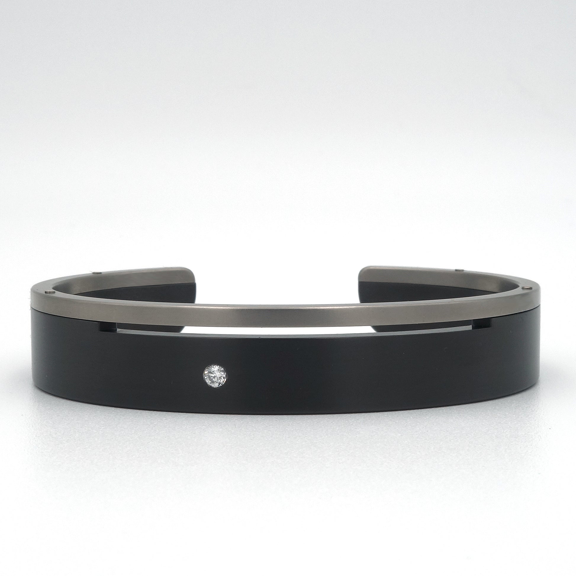 Armband Black and White van titanium en zirkonium met witgouden klinknagels en een diamant van 0.05 ct.