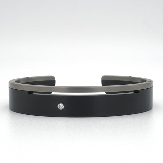 Armband Black and White van titanium en zirkonium met witgouden klinknagels en een diamant van 0.05 ct.