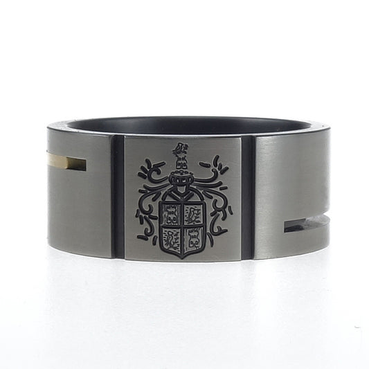 Zirkonium ring met gegraveerd familiewapen en asymmetrische 18kr geelgouden inleg