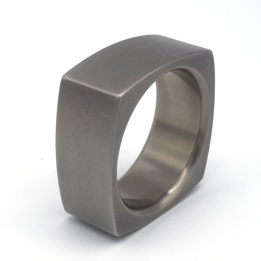 Vierkante ring van mat titanium, 10 mm breed – minimalistisch en robuust ontwerp