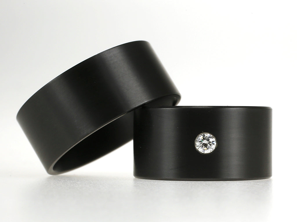 Zwarte trouwringen van zirkonium met rechte vorm; damesring met 0.07 ct diamant