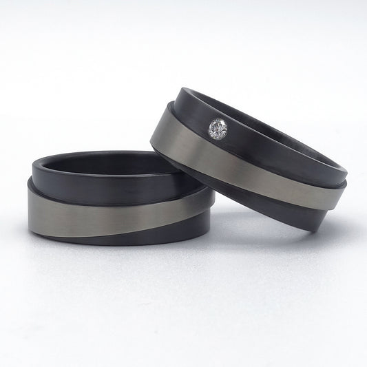 Zirkonium trouwringen met mat zwart en matgrijs contrast; damesring met 0.03 ct diamant