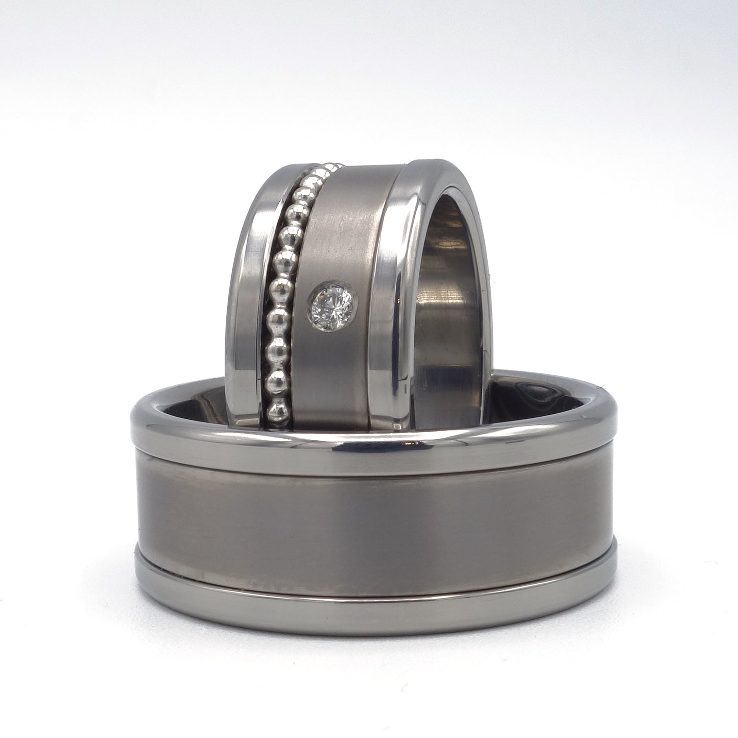 Dante ringenset – moderne trouwringen met geometrisch lijnenspel en diamantaccent in de damesring.