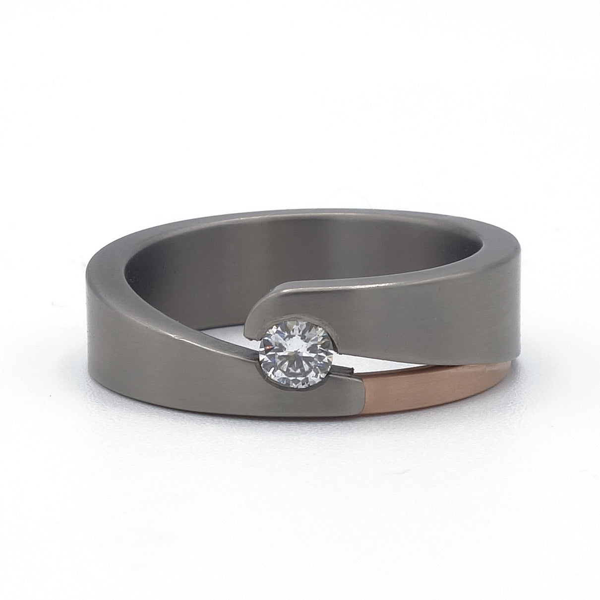 Titanium ring met 0.10 ct witte diamant en insteekdeel van roodgoud – ontwerp met omarmende vorm