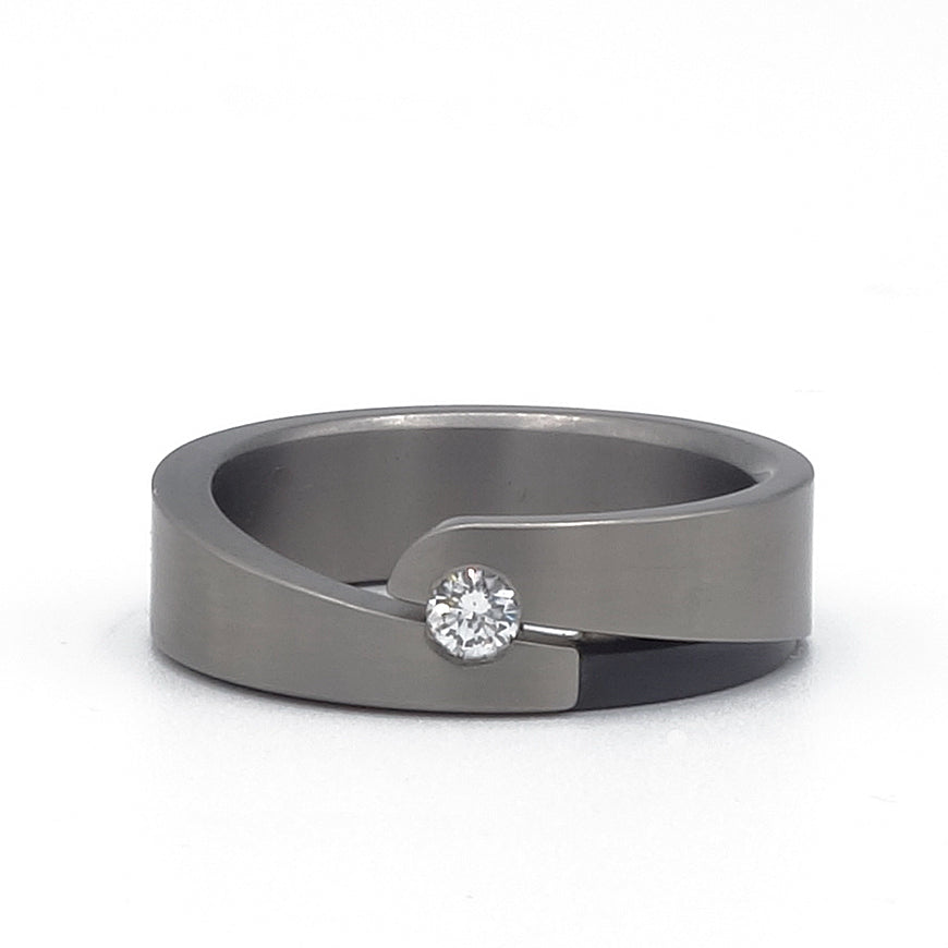 Titanium ring met witte diamant van 0.10 ct en insteekdeel van zwart zirkonium – ontwerp met omarming