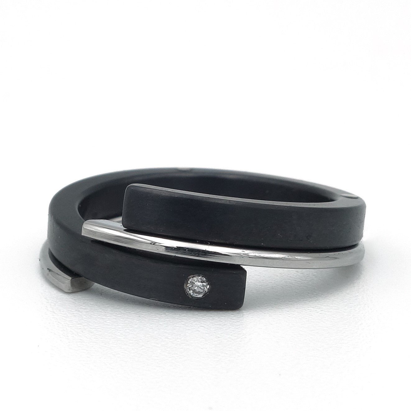 Dubbele Helix-ring van zwart zirkonium en edelstaal met 0.015 ct diamant.