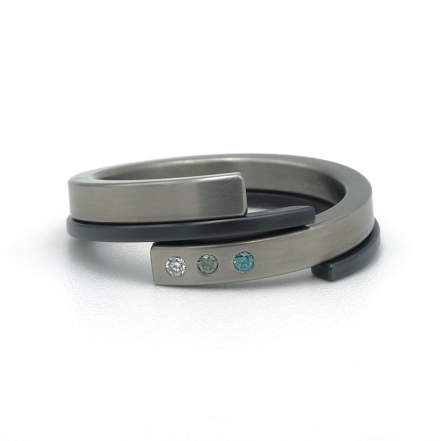 Titanium ring met zwarte zirkonium zijring en drie gekleurde diamanten in modern dubbel ontwerp rechter hand