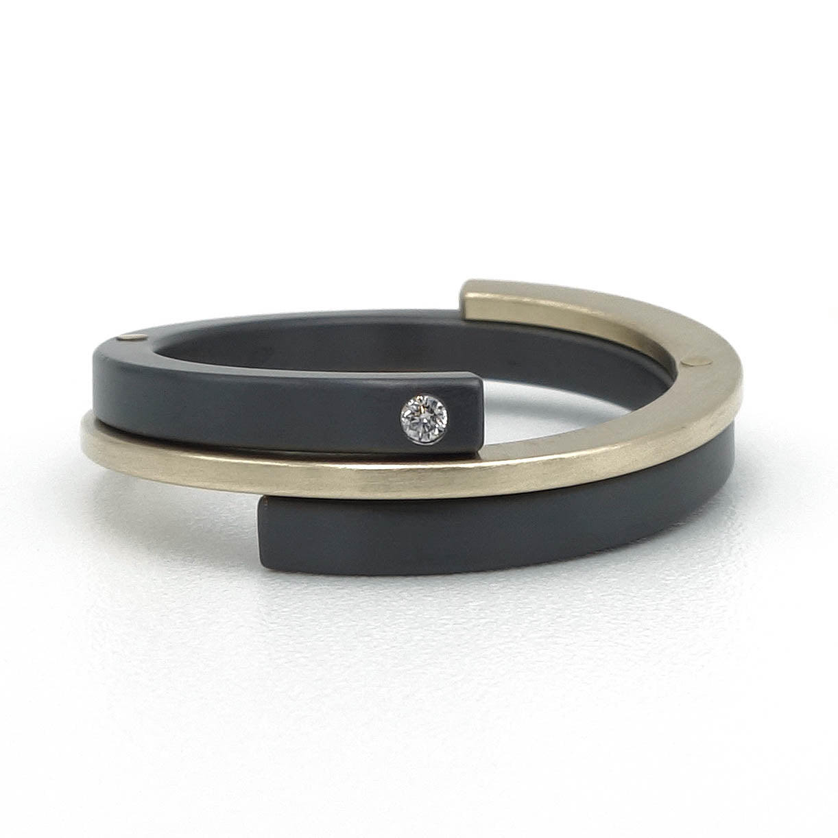 Helix Enkel ring in zwart zirkonium met geelgoud en diamant 0.01 ct