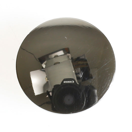 Glanzend bol wisselhartje met spiegelend oppervlak waarin de camera en lampen zichtbaar zijn.