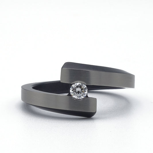 Zirkonium ring met een spiraalvormig profiel en open spanningszetting met 0,10ct diamant.