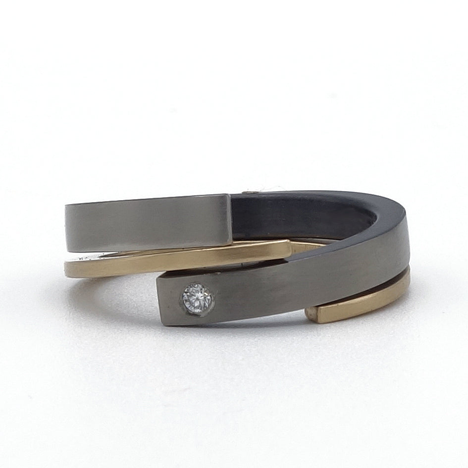 Eva Dubbel ringenset van zirkonium en geelgoud – tweedelig ontwerp met strakke lijnen en krachtig kleurcontrast.